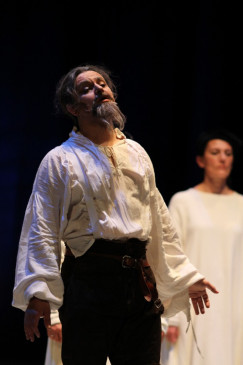 Alfredo García as Don Quijote