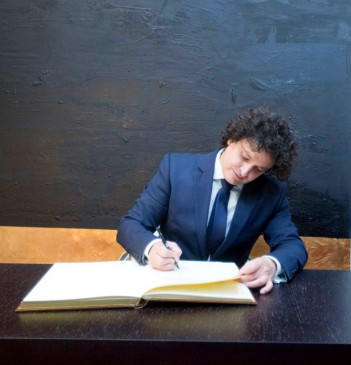 Firmando el Libro de Honor del Palau de la Música de Valencia